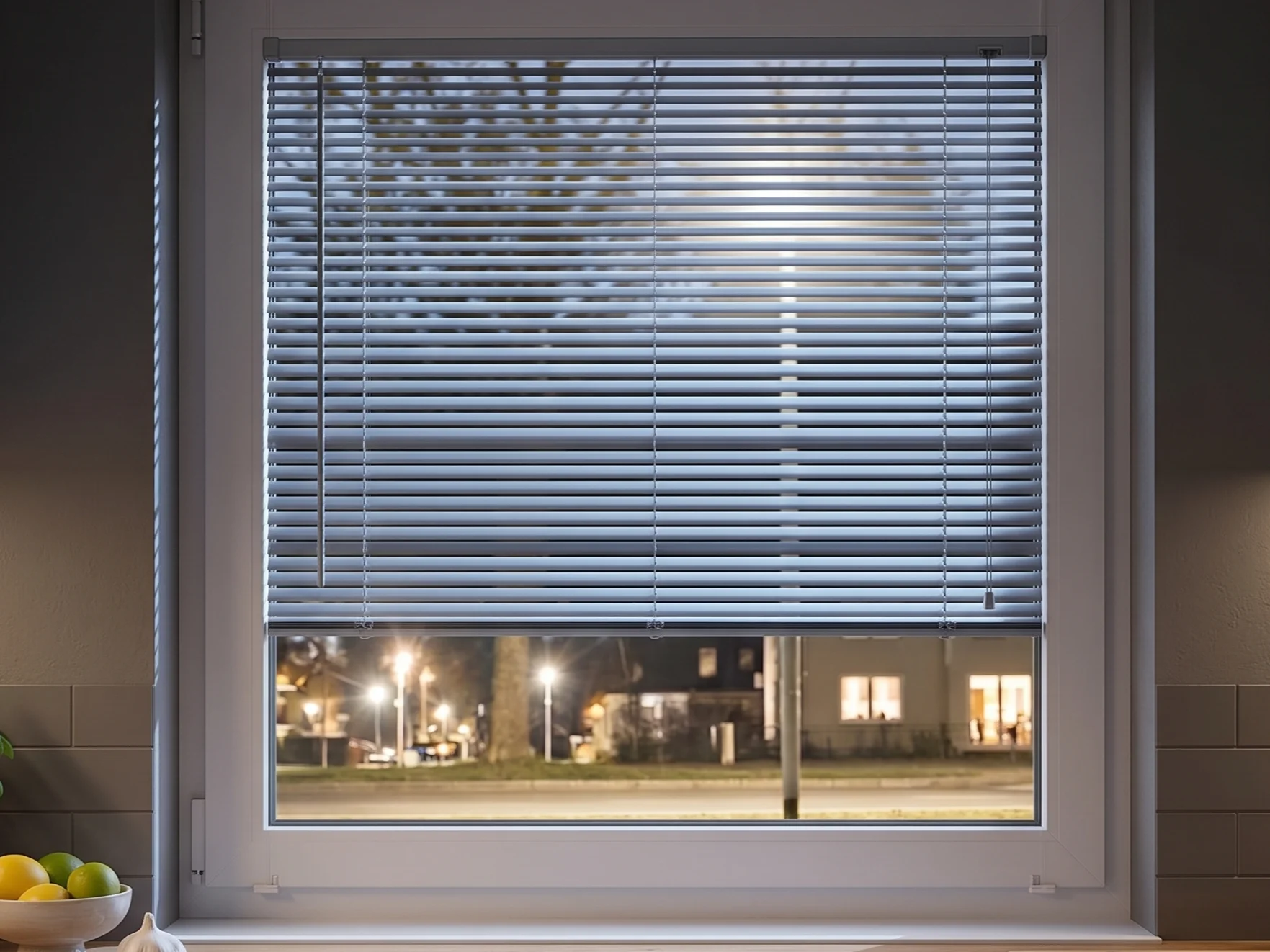Houten jaloezie in een woonkamer